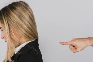 على-من-يقع-اللوم[1]